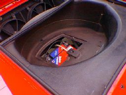 フェラーリ328画像ここにバッテリー